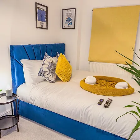 Holiday home Deluxe 4 Bedroom Near Centre By Altoluxoexperience Short Lets & Serviced With Free Parking & Wifi