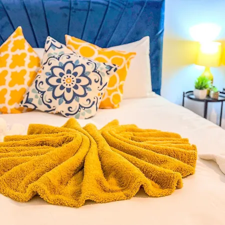 Holiday home Deluxe 4 Bedroom Near Centre By Altoluxoexperience Short Lets & Serviced With Free Parking & Wifi *
