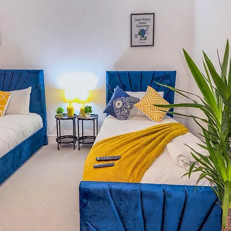 Deluxe 4 Bedroom Near Centre By Altoluxoexperience Short Lets & Serviced With Free Parking & Wifi *