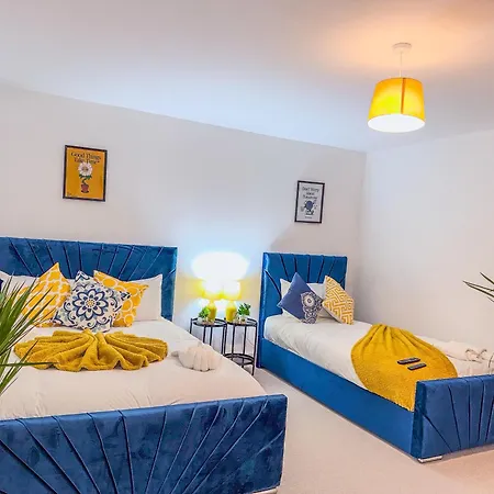 Deluxe 4 Bedroom Near Centre By Altoluxoexperience Short Lets & Serviced With Free Parking & Wifi