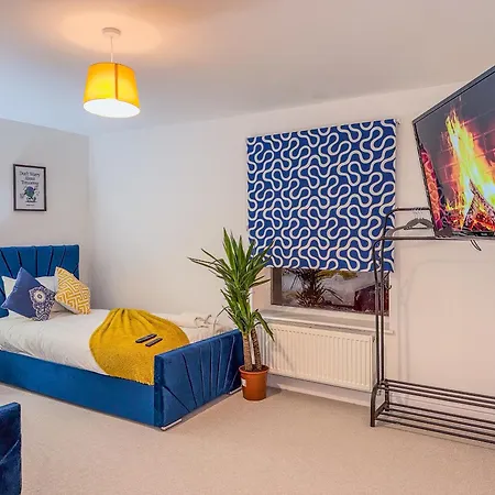 Deluxe 4 Bedroom Near Centre By Altoluxoexperience Short Lets & Serviced With Free Parking & Wifi Holiday home