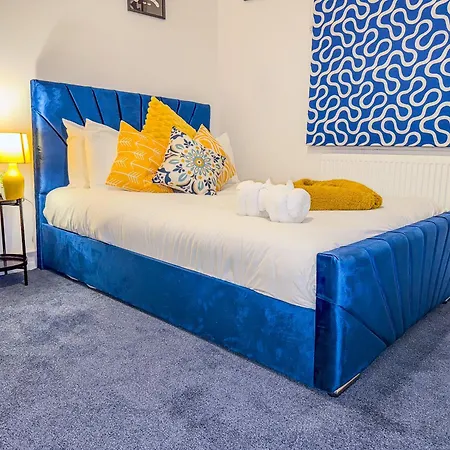 Holiday home Deluxe 4 Bedroom Near Centre By Altoluxoexperience Short Lets & Serviced With Free Parking & Wifi