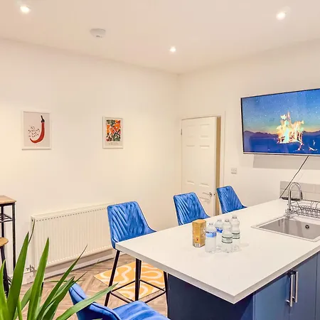 Deluxe 4 Bedroom Near Centre By Altoluxoexperience Short Lets & Serviced With Free Parking & Wifi *