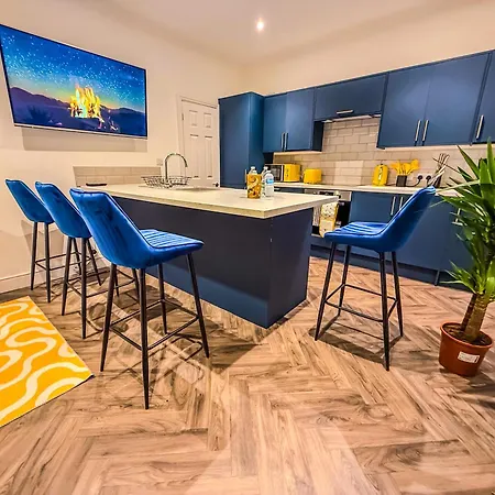 Deluxe 4 Bedroom Near Centre By Altoluxoexperience Short Lets & Serviced With Free Parking & Wifi
