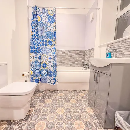 Deluxe 4 Bedroom Near Centre By Altoluxoexperience Short Lets & Serviced With Free Parking & Wifi Holiday home