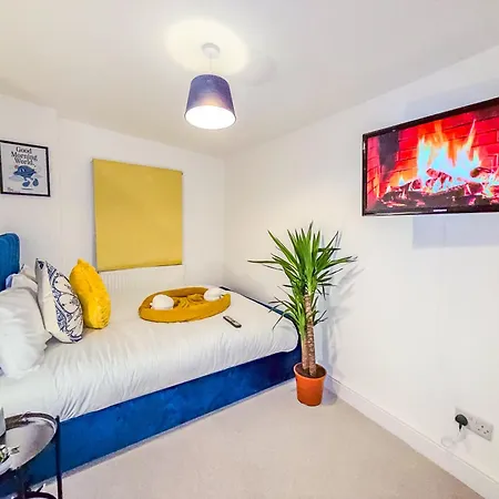 Holiday home Deluxe 4 Bedroom Near Centre By Altoluxoexperience Short Lets & Serviced With Free Parking & Wifi