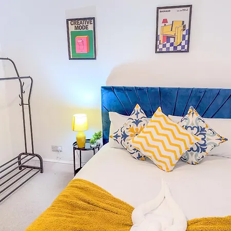 Holiday home Deluxe 4 Bedroom Near Centre By Altoluxoexperience Short Lets & Serviced With Free Parking & Wifi *