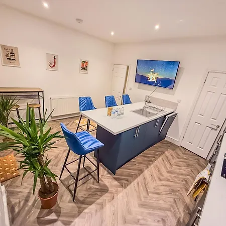 Deluxe 4 Bedroom Near Centre By Altoluxoexperience Short Lets & Serviced With Free Parking & Wifi Holiday home