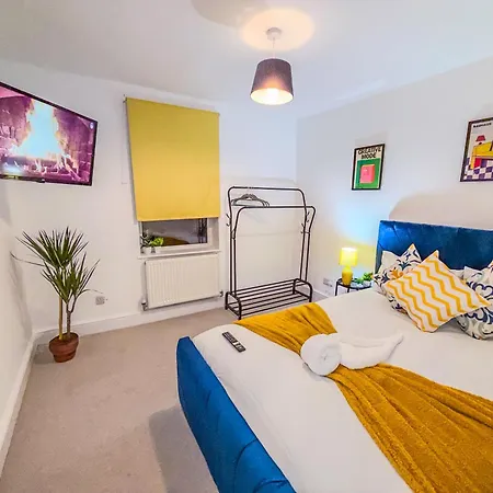 Holiday home Deluxe 4 Bedroom Near Centre By Altoluxoexperience Short Lets & Serviced With Free Parking & Wifi *