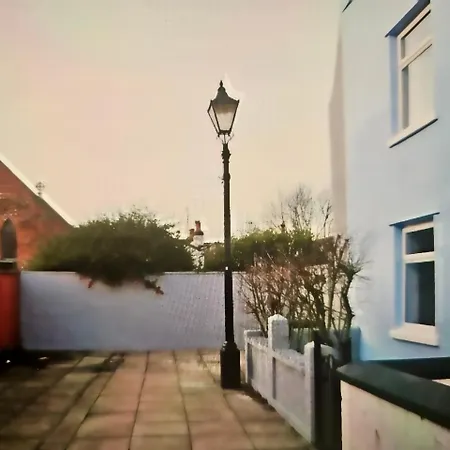 Deluxe 4 Bedroom Near Centre By Altoluxoexperience Short Lets & Serviced With Free Parking & Wifi Holiday home