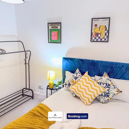 Armoury Square Deluxe 4 Bedroom Near Centre By Altoluxoexperience Short Lets & Serviced With Free Parking & Wifi