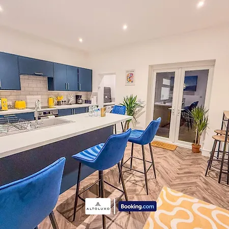 Armoury Square Deluxe 4br Near Centre By Altoluxoexperience Short Lets & Serviced With Free Parking & Wifi Будинок відпочинку Бристоль