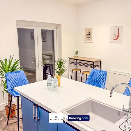 Armoury Square Deluxe 4br Near Centre By Altoluxoexperience Short Lets & Serviced With Free Parking & Wifi *