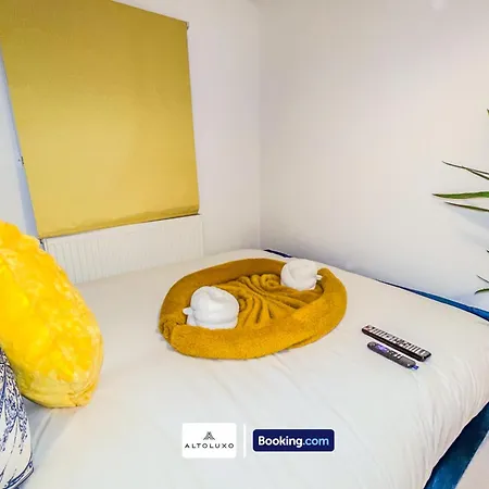 Armoury Square Deluxe 4br Near Centre By Altoluxoexperience Short Lets & Serviced With Free Parking & Wifi 布里斯托