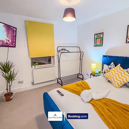 Armoury Square Deluxe 4br Near Centre By Altoluxoexperience Short Lets & Serviced With Free Parking & Wifi *